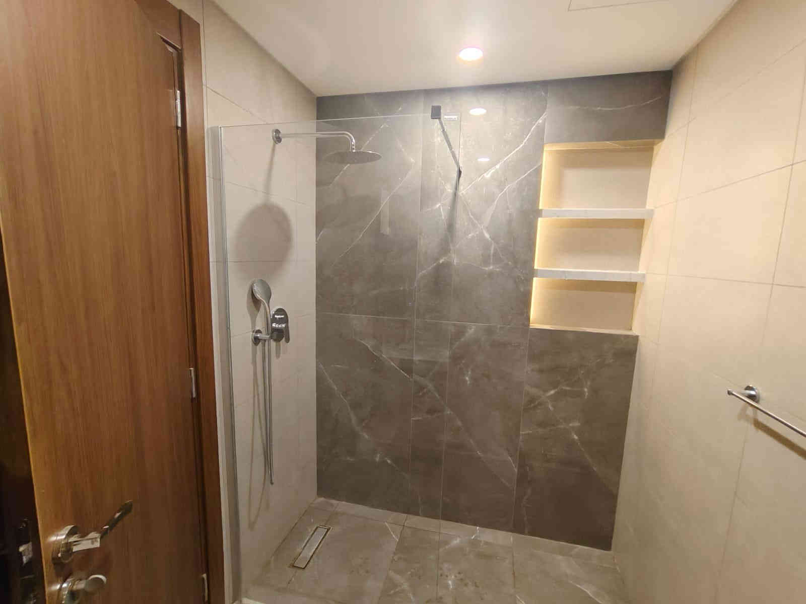 سلام عليكم 
شقة للايجار في مجمع البروج بناية الهدير A
مساحة الشقة 154 
واجهه مطار 
غرفتين نوم واحده ماستر
3 حمامات 
صالة 
مطبخ مجهز 
تبريد مركزي 
الايجار الشهري 900 دولار
الايجار السنوي 850 دولار

الشقة بدون وسيط فقط عند العقد في شركة البروج اجور العقد
للتواصل ***********
