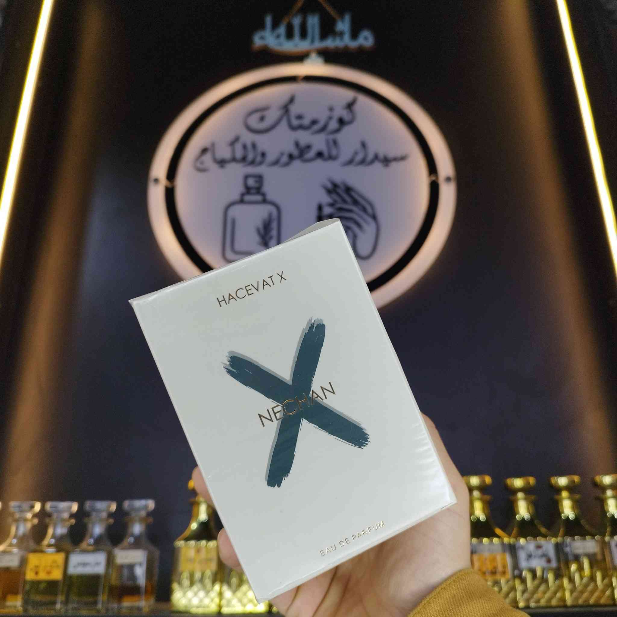 ⚜️ كوزمتك سيدار ⚜️

يتميز عطر نيشان هاشيفات (Nishane Hacivat Extrait de Parfum) بتركيبة متطورة وأنيقة، توازن بين الانتعاش والحس العميق. 
يتكون عطر Nishane Hacivat بشكل أساسي من نوتات الأناناس المنعشة، والأخشاب الغنية، وطحلب البلوط الترابي، مما يمنحه طابعًا خشبيًا شيبرياً. 

العنوان النجف قرية الغدير سنتر القرية مقابل ابن جريو 
متوفر توصيل 
الرقم ***********
