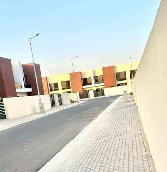 دار للأيجار في مجمع داماك دور الهيئة الوطنية للأستثمار
الموقع : شارع مطار بغداد مجاور ساحة عباس بن فرناس 
 مساحة الدار 200 متر طابقين 
الطابق الاول 
مطبخ +استقبال + صالة +غرفة نوم 1+ حمامات 2
الطابق الثاني 
غرفة نوم بنظام سويت +غرفة نوم عادية + سطحين 

سعر الايجار ١،٢٠٠،٠٠٠ مليون ومائتان الف 

علماً البيت مجهز ((بمنظومه الطاقة الشمسية 20 أمبير ))

للأستفسار الاتصال على الرقم : ***********
