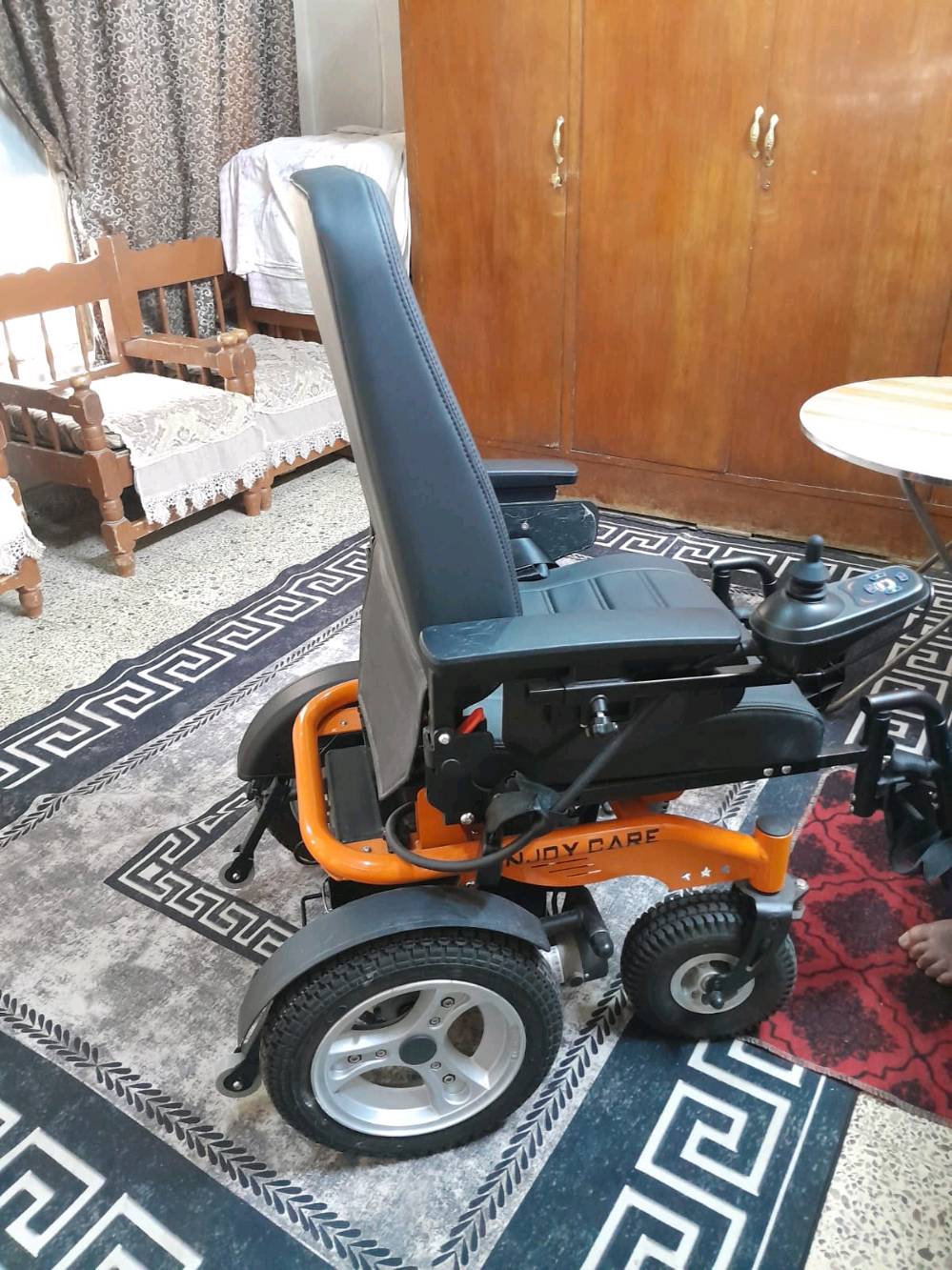 عربة معوقين شحن جديدة وغير مستعملةمع الشاحن الخاص للبيع بسعر قفل 450 الف