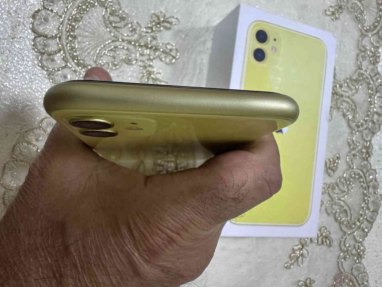 ايفون 11 عادي مكفول من الفتح والصيانه ذاكره 128 الجهاز وتر بروف بطاريه 68 ضمان بالشحن يوم ملحقاته كارتون وراس شاحن للاستفسار *********** ابو حسين
