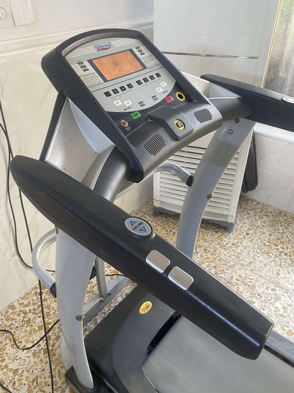 السلام عليكم
للبيع جهاز جري شغال ونضيف جدا ضمان تشغيل ما بيه اي مشاكل ويتحمل أوزان المكان بغداد حي اور خلف جامع خلفاء 

السعر 175 الف السعر قفل

ويحتوي على هزاز ناقص فقط حزام 

وسرعات عالية
رقم ‭٠٧٧٢ ٨٠٤ ٧٢٢٠‬
