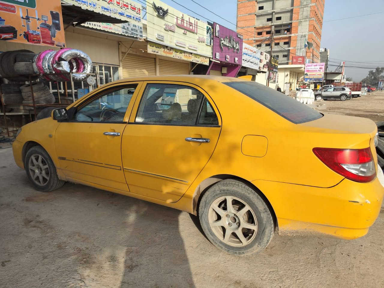 السلام عليكم. بي واي دي f3   مديل 2011
السيارة نضيفة 
مكفولة من اي حادث 
مصبوغة عام بسبب الجراد
غرفتها نضيفة  جدا كشنات  سقف   دشبول  ارضية بطايب بوب  كلها نضيفة مابيها اي نقص 
كهربائياتها بلاد كلها شغالة  
حدادية جيدة جدا صدر دبلات  خلفي امامي  
كير عادي مكفول 
محرك  ابيعلك محرك كايم لان بي صوت  يرادلها تجفيت سيارة شغالة وتمشي  بس صوت بالمكينة 
عنواني دورة  حي دجلة  
رقم هاتف  *********** 
المهتم يتصل  للعلم السيارة من استلام الشركة. لحد الان يمي  جناي. وما مشتغل بيها تكسي. استخدام شخصي
