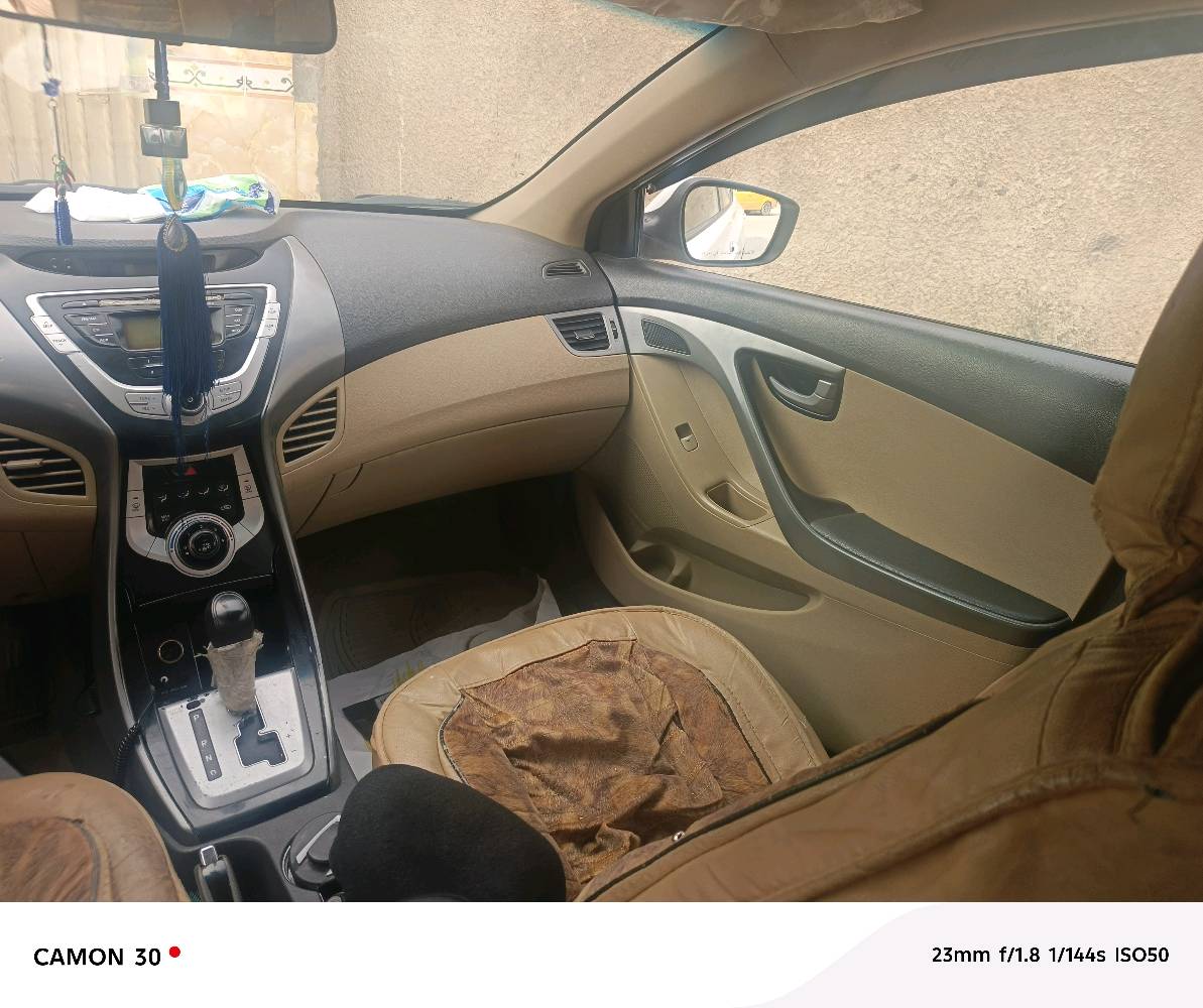 سيارة هيونداي إلنترا بيضاء بحالة جيدة، تم الاعتناء بها جيدًا. المقصورة الداخلية مريحة ومجهزة بنظام تكييف فعال، مما يجعلها مثالية للقيادة اليومية. إطارات جديدة وحديثة أكثر أمانًا.