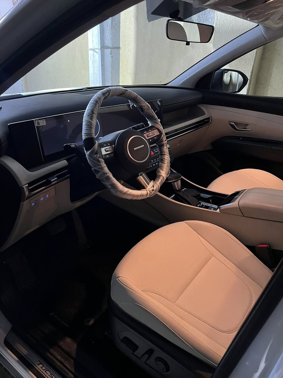 توسان للبيع موديل 2025 خليجي ضمان شركه الأولى 5 سنوات
و ثلاث تبديلات دهن مجانية فول موصفات 1/1 قماره حديد 
ماشية 10 آلاف بوضع الزيرو رقم بغداد مشروع وطني الجديد 

كفاله عامه ( لا ضربه لا صبغ لا بارد لا تبديل لا فتح ) 

-مكينة 2000 دوش 
 -عداد دجتل متصل كبير 
-صندوك كهرباء
-تشغيل عن بعد 
-يصمه تشغيل 
-ترحيب أبواب 
-بردات خلفية 
-اريل نفكيشن
-ويل كبير 19
-شاحن واير ليس
-سايد بريك بصمه 
-اوتو هولد 
-قطعتين تبريد 

لاستفسار *********** مكان بغداد
