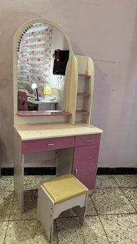 غرفة بناتية نفر مستعملة بس المراية مال ميز تواليت بيها ضرر +قطعة السري...