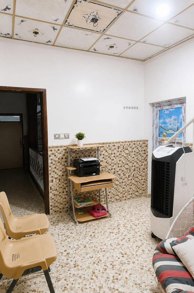 للبيع بيت 100 متر تجاري شارع 25 متر طابق ونص صب حي ميسان الشريط قطاع 76 مقابل شارع عودة يحتوي الطابق الاول غرفة و صالة و مطبخ و استقبال و صحيات داخلية و خارجية و الطابق الثاني غرفة و صالة و صحيات السعر 155 وبي مجال للاستفسار اتصل ***********
