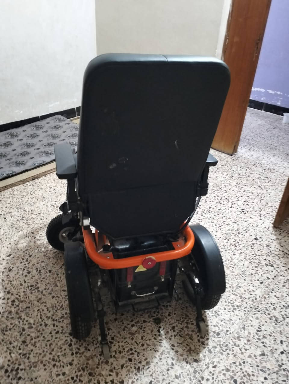 عربانه معوقين للبيع اخت جديد مامستعمله شي قليل  سعر 500 وبيهة مجال ***********
