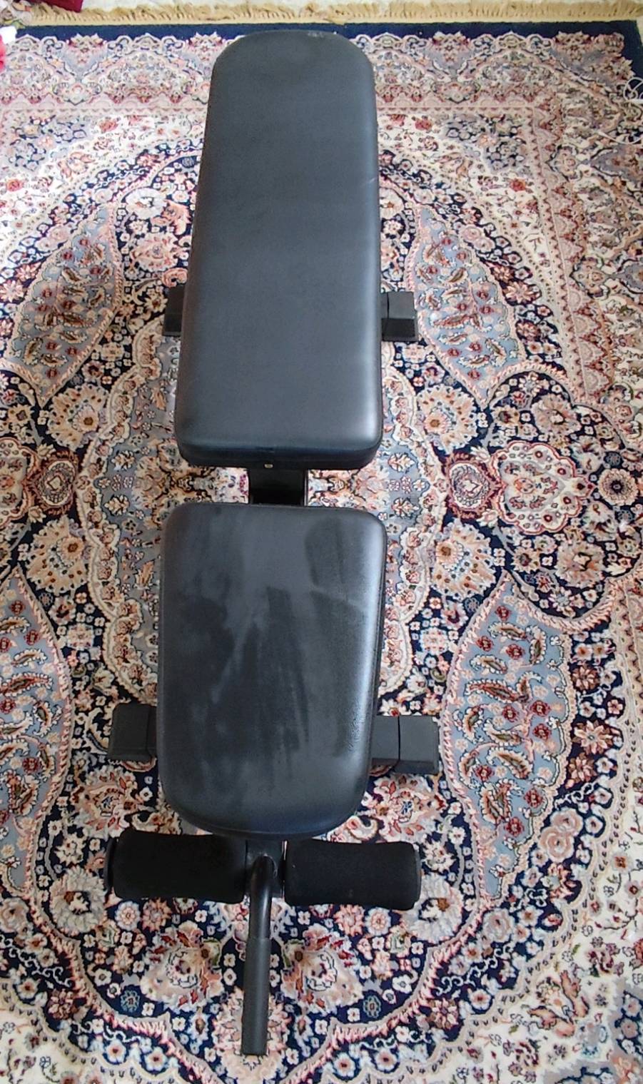 مسطبة تمارين متعددة الاستخدامات، مناسبة جداً للتمارين المنزلية. مصنوعة من مواد متينة وتقدم دعم ممتاز أثناء التمارين. مثالية لتقوية عضلات الجسم المختلفة بأمان وراحة.