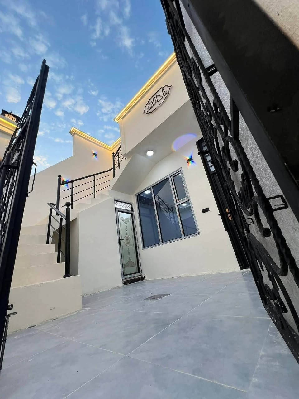 بيتين للبيع حي بدر بناء حديث صفر ما مسكون
مساحة البيت الواحد ١٠٠ متر طول
سعر البيت الواحد ٣٨ 
كامل سيراميك وسقف ثانوي 
يتكون من غرفة نوم واستقبال ومطبخ 
وصحيات خارج وداخل وممر ومنور
العنوان / حي بدر قرب المستوصف
للاتصال ***********

ملاحظة / متوفر اكثر من بيت بنفس التصميم
درج خارجي  بالإمكان بناء طابق ثاني معزول
