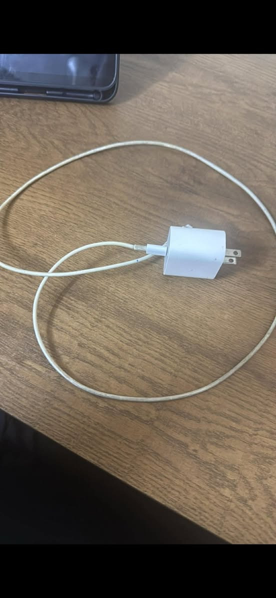 ايباد 9 ذاكرة 64 الجهاز نظيف وبطارية زينة فقط مبدل كلاس والبصمة متوقفة العنوان الدورة ***********
