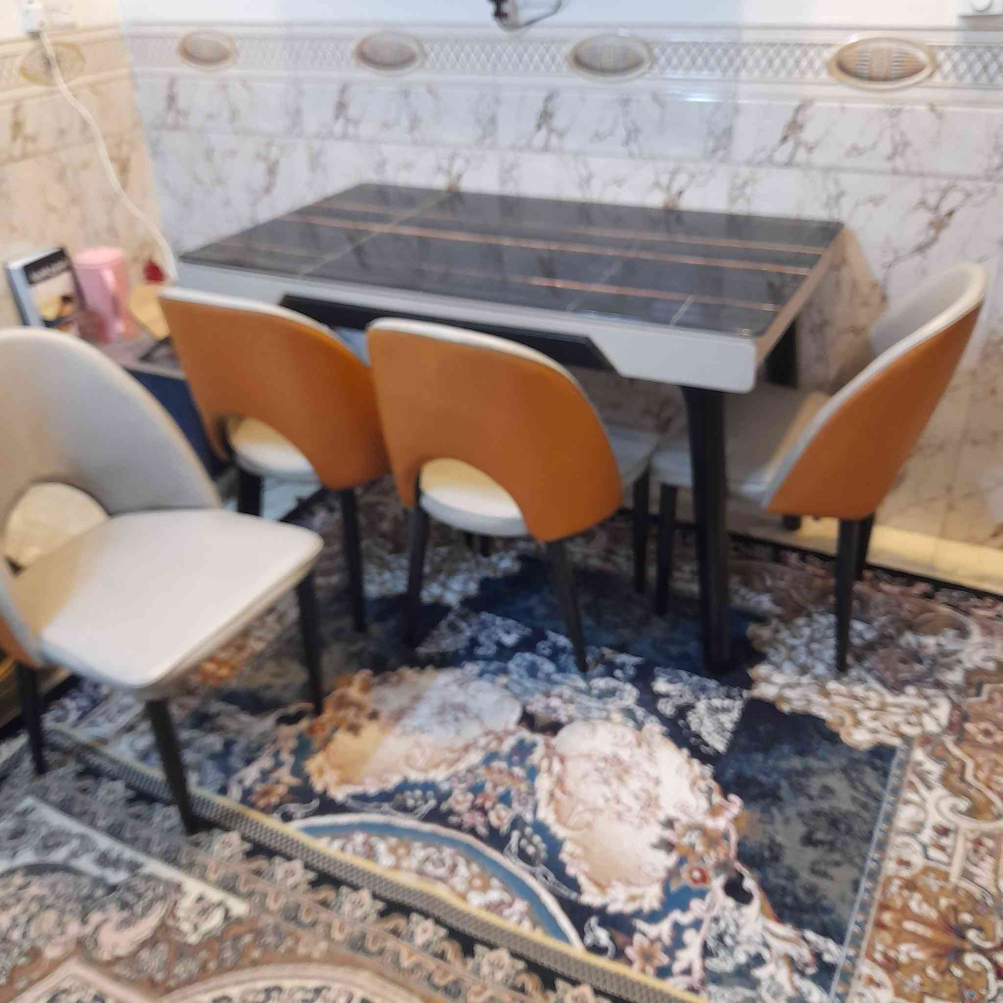 ميز طعام مرمر للبيع وياه ٤ كراسي نظيف سعر ١٥٠ الف بغداد الغزاليه ***********
