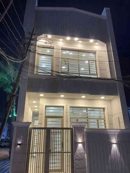 ماشاء الله 
السلام عليكم دار للبيع ركن 2026.  زيرو 
المساحه    55 متر 
الواجه 5   النزال 11
الموقع   بغداد الامين الثانيه شارع الارامل فرع اسواق الرضا  والموقع الثاني من جهه الرياضي امام فرع الغسل 
البناء   استقبال . مساحه درج  .مطبخ وحمام ومنور 
الطابق الثاني.  غرفه سويت مع حمام وغرفه مطله ع البلكونه 
رقم صاحب البيت  للأستفسار /***********
