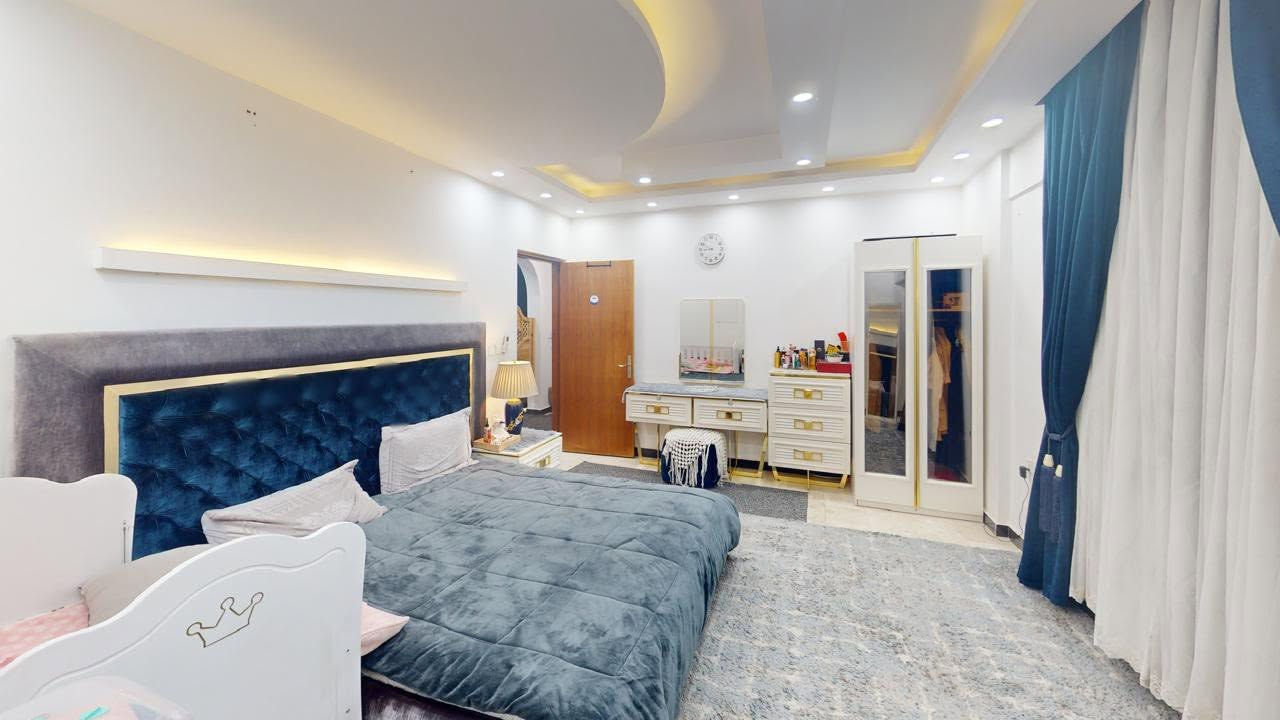 شقة للبيع …. 🏠
المكان : بغداد -حي حطين - مجمع الايادي السكني - مجاور بسكولاته
المساحة ١٩٥ متر
طابق اول مطلة على النادي والمسبح  
مع مصاعد عدد ٢ للبناية
عدد الغرف ٣ نوم ( احداهم ماستر ، ( منزع وحمام وجاكوزي ))
صالة
غرفة معيشة
مطبخ اسباني
حمام  عدد ٢  
سيراميك  اسباني 
ارضيات مرمر 
بالكون عدد ٢
سبالت عدد ٤ ماركة Tissot
سخانات امريكي عدد ٢
الشقة ملك صرف سند طابو المنصور ولا يوجد بذمتها تسديد مصرفي وما الى ذلك .
تحويل مباشر من البائع
البيع مفروشة او فارغة حسب رغبة المشتري .
للاستفسار *********** متوفر واتساب
