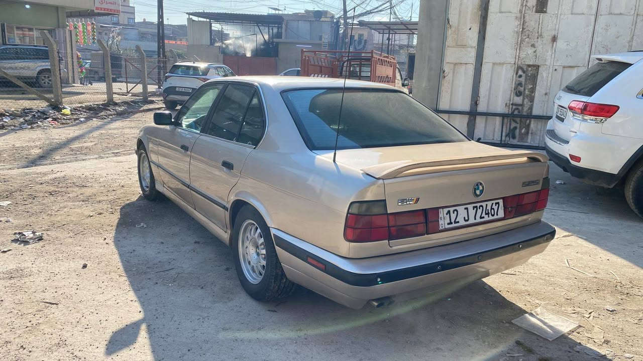 بي ام موديل 1993 صبغ عام جماليه مكينه وكير شرط موصفات فول بدون سلايت رقم جديد بسمي بيها كابون  ورقي   السعر ٧٢ وبيها مجال مكان السياره أيسر الموصل رقم الموبيل اسيا ***********؛ / كورك *********** مكان
