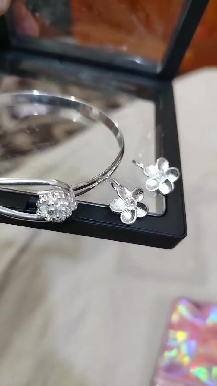 سوار +تراجي سعر 50 ابيعلك قطعه ومثل مابين امامك


**إذا كنت صاحب هذا الإعلان وتريد حذفه لأي سبب، رجاءا أرسل رسالة إلى الدعم الفني**