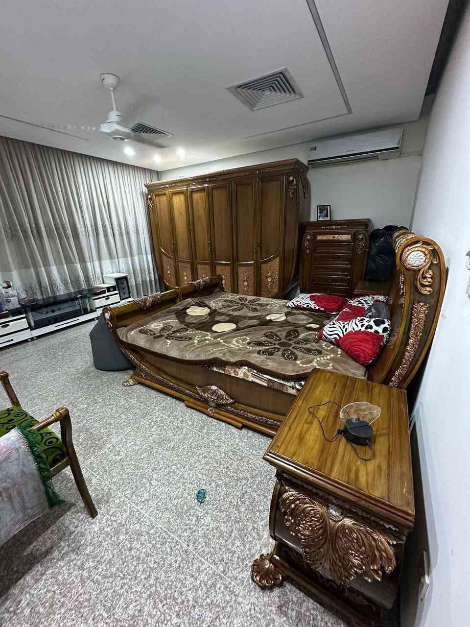 غرفة نوم للبيع خشب زان مصري ثقيل ميز تواليت ٤ يلا يشيلونه نضيفه بشكل الي يريدها يتواصل ع الرقم *********** العنوان كركوك
