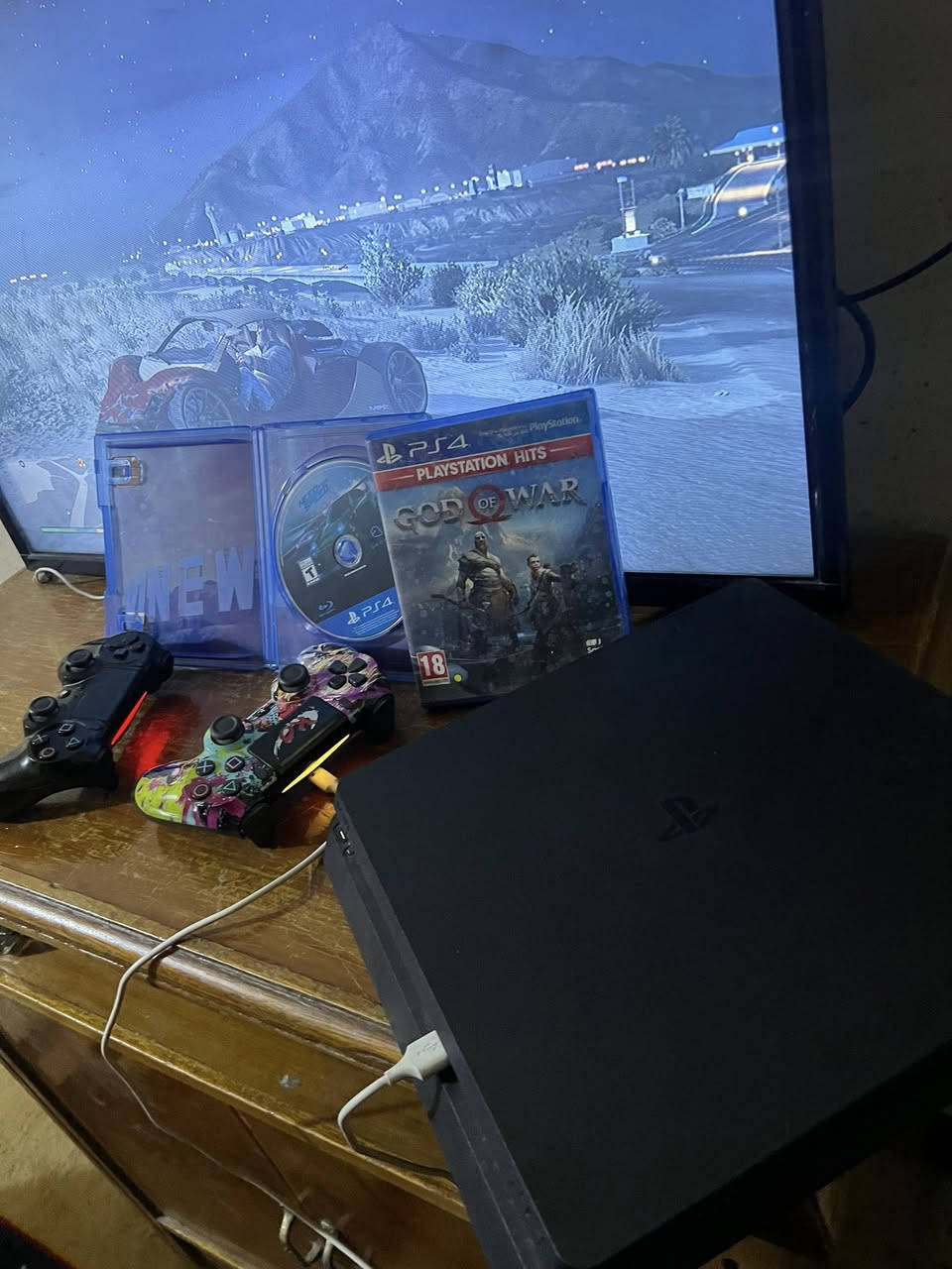 السلام عليكم بلي فور سلم ذاكره الف كيكه واحد تيره نضيف ممفتوح نهائيا نضافه 99 مع يدات ثنين ولعبه سيارات ودرايفر واله الحرب ب250وبي مجال ***********
