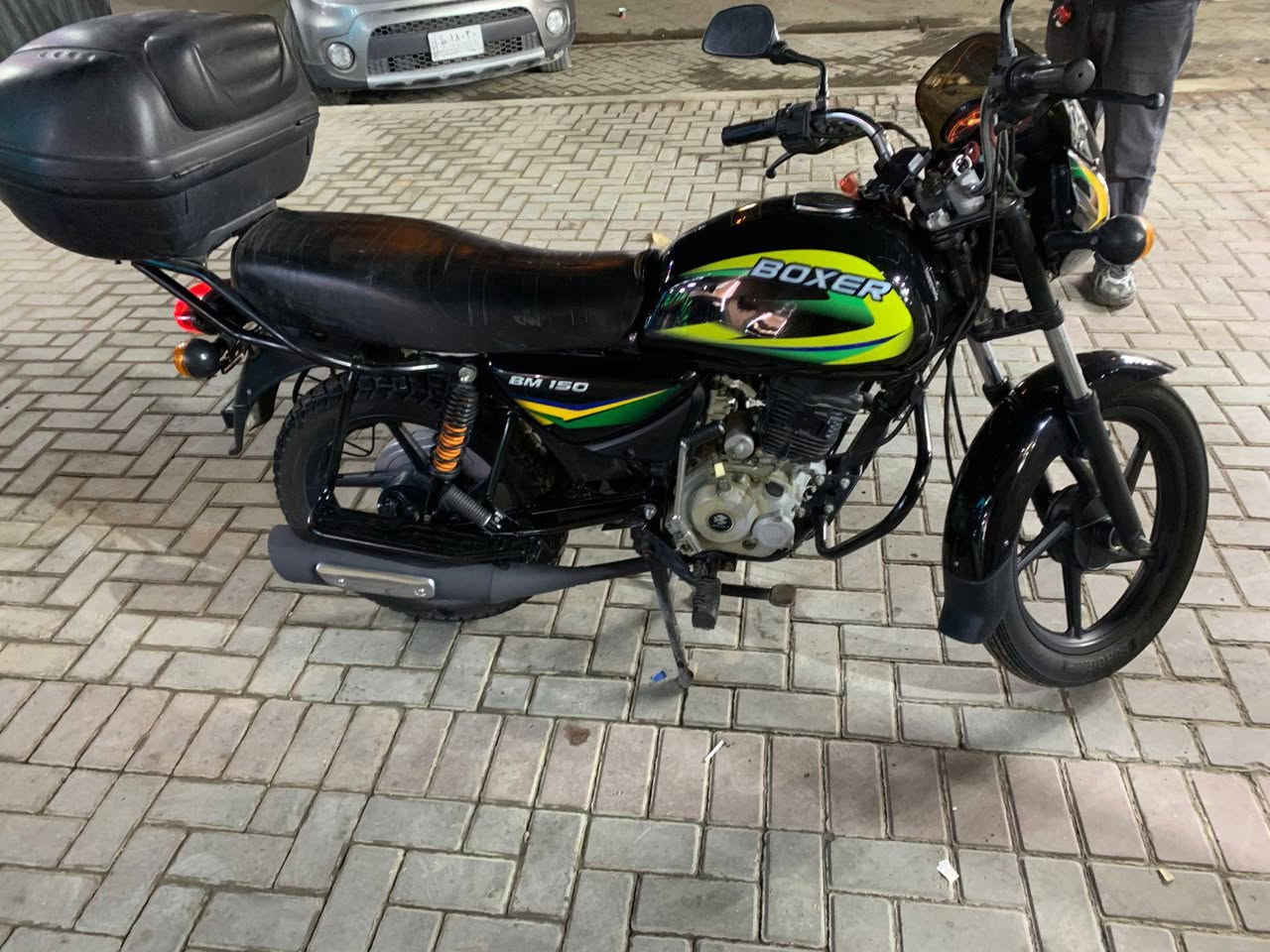 سلام عليكم بوكسر للبيع استخدام شخصي اوراق اصولي مكفوله كفاله عامه من كلشي علمن ما مشتغله دلفري مكاني الدوره ابو دشير سعرها 17000بيها مجال حك الجيه ‏‪***********‬‏الدراجه مديل 2022بنهايتها علا 2023
