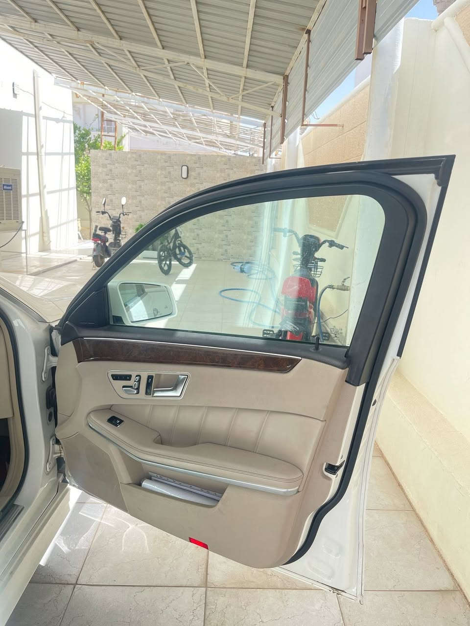 للبيع E350 فور متك وارد أمريكي كلين 
مكينه 6سلندر 
للاستفسار ***********
السعر 180
