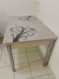 طاولة سفرة • بدون كراسي • مطبخ عصري