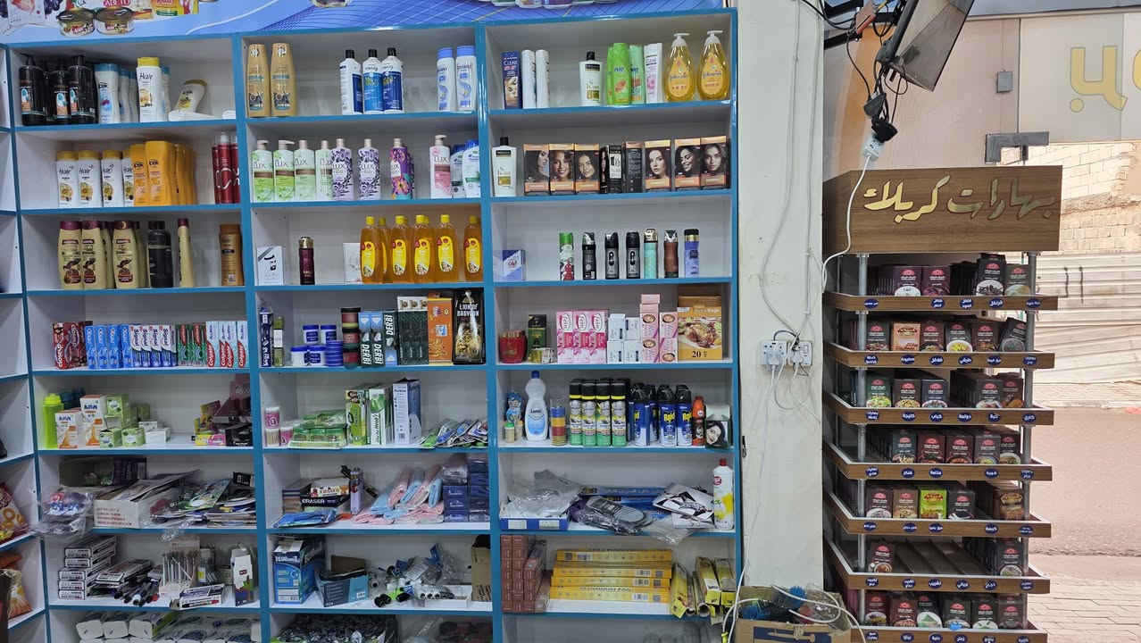 السلام عليكم شباب عندي اسواق.للبيع مساحه 100متر مربع ركن قريب سوك حي الغدير السعر خاص يحتوي على براد عامودي 9 +1 شركه كولاء وبرادات طرحيه 6 3شركه و3مال محل ***********
