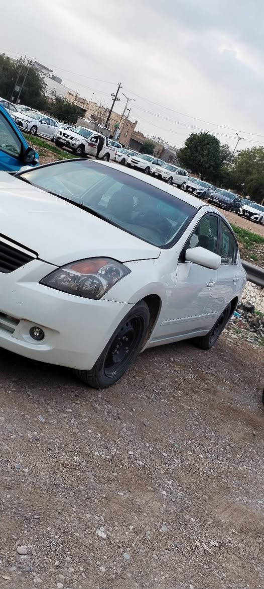 نيسان التيما 2009 امريكي رقم بغداد الجديد سعرها 80 وبيها مجال كير ومحرك وتخم تاير  وصدر جديد كامله بدون نقص ضررها جاملغ خلفي مصبوغه للجماليه ***********
