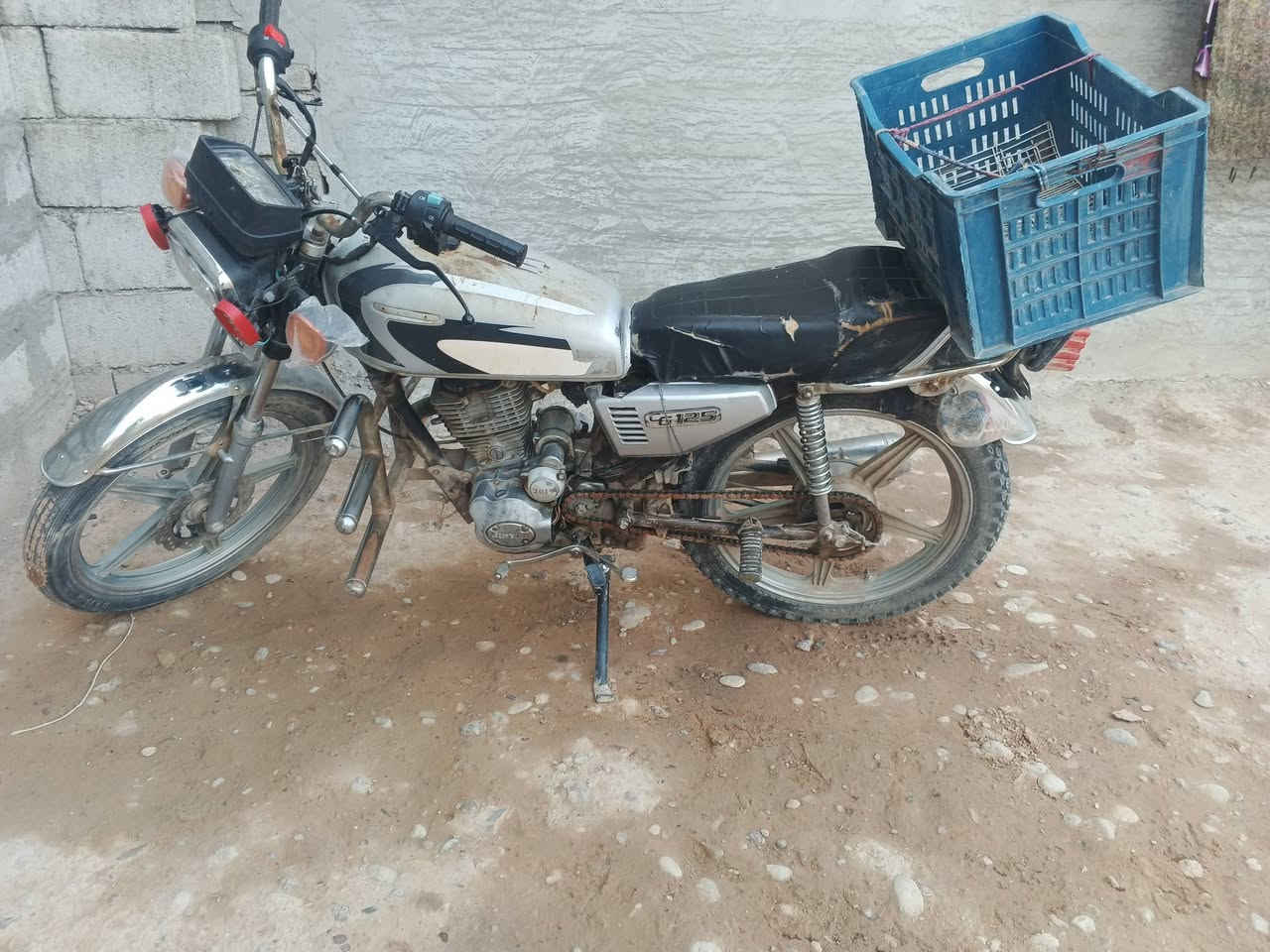 سلام عليكم دراجه جني موديل19شغال تاير خلفي جديد بس يرادله شوي ملاحظات سعره 225وبي مجال
***********
