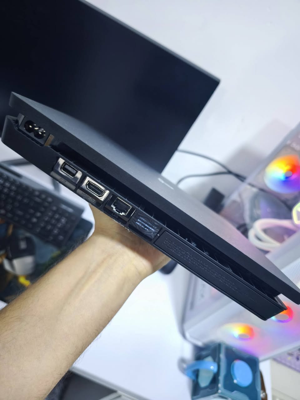 Ps4 slim
مهكر نظام 9 
1 تيرا مع جويستكين اصليات مو تجاريات للاستفسار المراسلة واتساب لطفاً ***********
