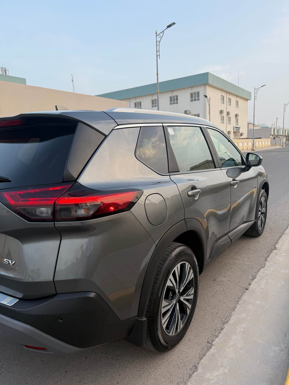 نيسان روج موديل 2023 sv بلاس فول مواصفات 
مواصفات امريكية
• المحرّك:1500 تيربو (VC-Turbo) القدره  201 حصان
• مصابيح LED أمامية وخلفية + إضاءة نهارية DRLs. 
• مرايا جانبية كهربائية والمدفّأة مع إشارات.  
• مقعد السائق قابل للتعديل كهربائياً (8 وضعيات)، قيادة مريحة، وتدفئة للمقاعد الأمامية في الحزم المميزة
• شاشة لمسية تدعم Apple CarPlay و Android Auto.  
• مزايا راحة مثل تشغيل عن بُعد، تحكم من المقود، تحكم مناخي مزدوج المنطقة.  
• السيارة رقم بصره بسمي 
- [ ] • ضرر: سياره وارد غرق برغي ما مفتوح بيه والماي ما داخل جوه السياره كلش جديد وكفاله من الزلغ 
- [ ] بجم السياره مغلف نانو ب٤ اوراق 

للتواصل *********** Singapore
