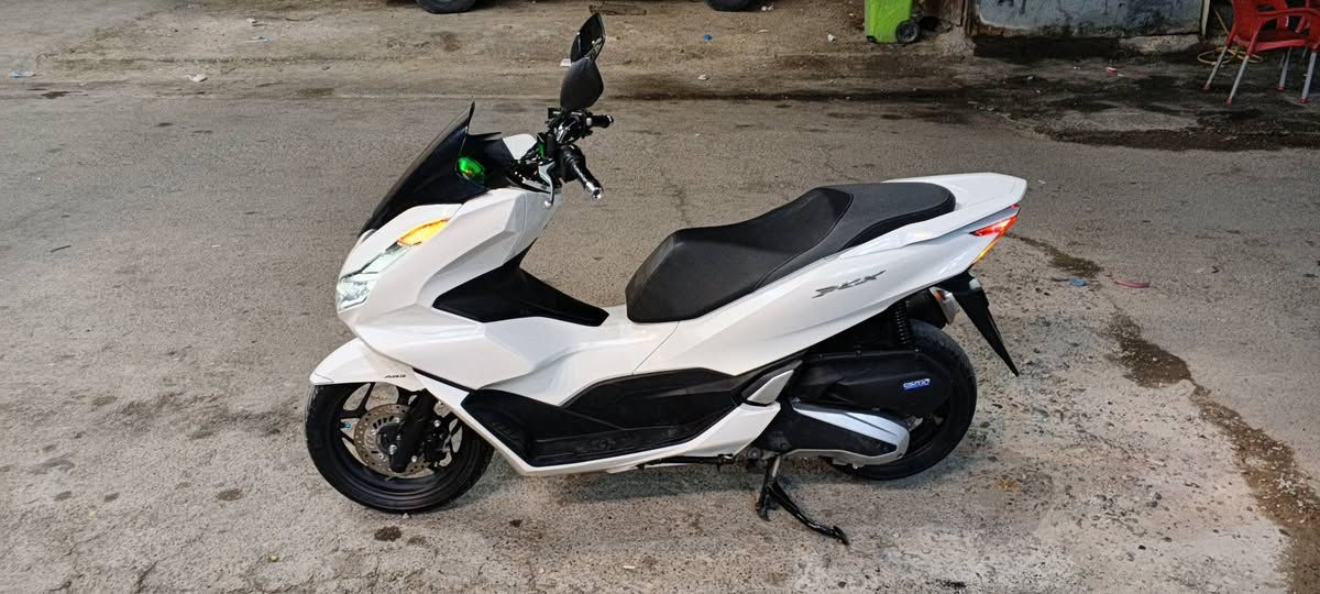 دراجة بي سي إكس PCX جيل رابع
دراجة زيرو 
ممشاهة 9 الاف وكسور  يعني زيرو 
دراجة خير من الله 
كفر ومكينة كفالة عامة بس شخوط بسيطة موضحة بل صور 
مكينة 125 سيسي 
العنوان/ مدينة الصدر 
***********
السعر 30 ورقة وبيهة مجال

