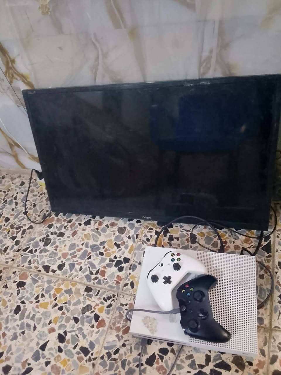 اكس بوكس وان اس لوك ستيكر 
مع شاشة دقة مرتبة 
جوستكات 2 اصليات 
+ قرص فيفا 2021+ لعبة حرب Call of Duty 
السعر (175 الف)وبيه مجال توصيل ماعدي 
مكاني حي اور الرقم ***********
