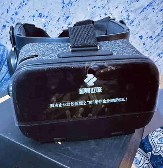 سلام عليكم 
سلام عليكم 

نضارة واقع افتراضي اصلي 

مع سماعات 

شغاله تشتغل غير مستعمل على الهاتف 

اخر قطعة 

للحجز واتساب او الاستفسار 

***********

غير متواجد فيس

يوجد توصيل كافى المحافظة
