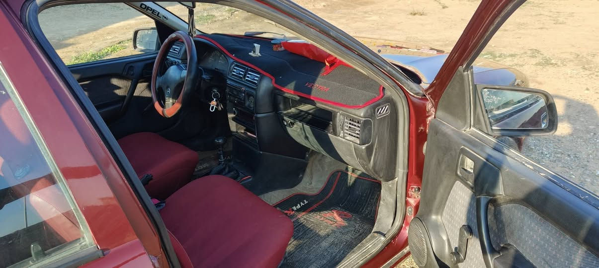 سلام عليكم سياره اوبل فكتره حجم ٢٠ موديل 92 سنويه عضم كاربون بانزين بيها شرط الوكاله والتحويل كير ومكينه شرط صطاب ABC تنته سليت قفل مركزي ستيرن بور صبغ عام جماليه السعر 46 وبيها مجال ستفسار نتصال بل رقم ***********
