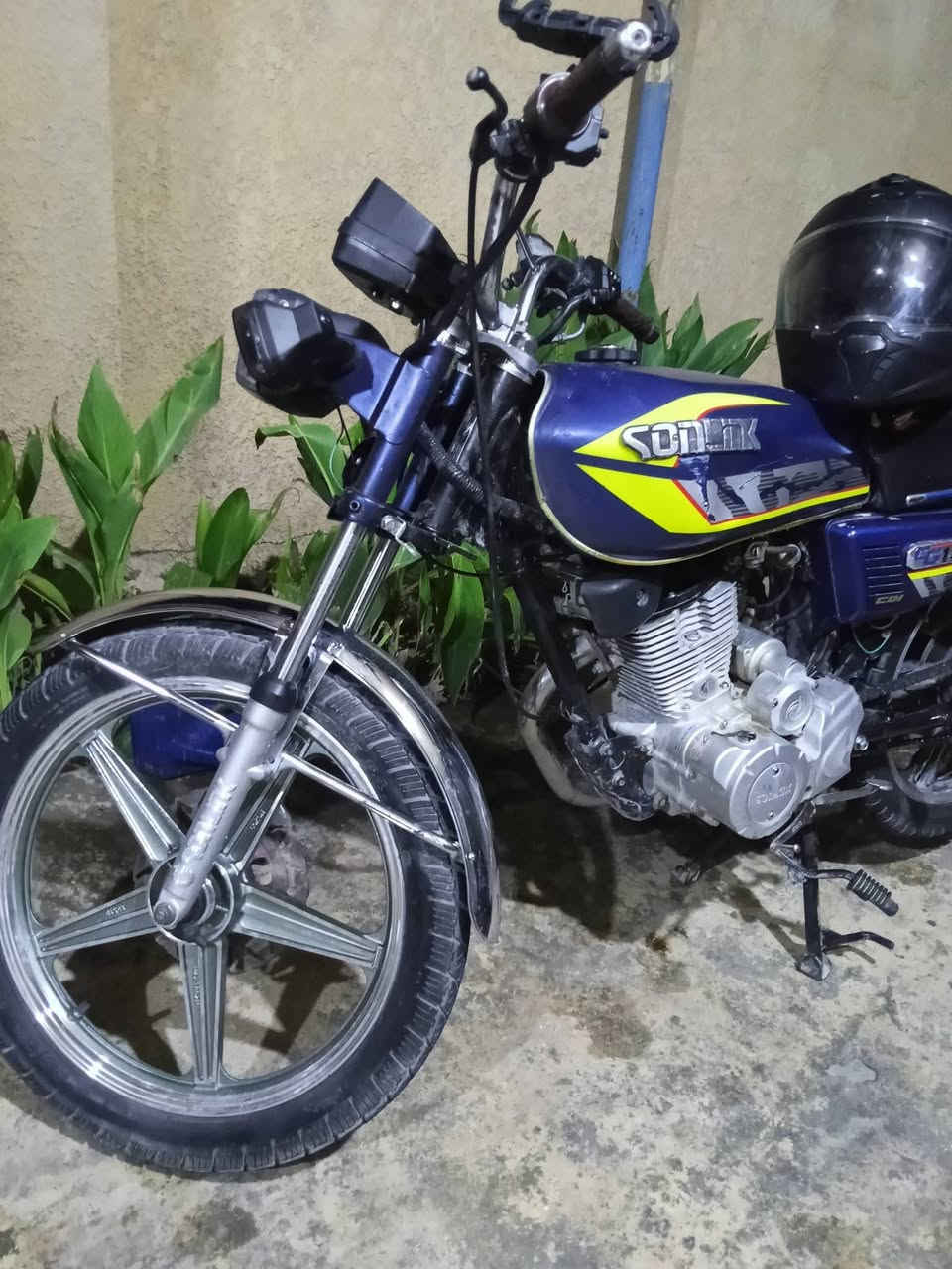 سونك موديل 23.  150Cc
مكينة مفتوحة الدراجة خير من الله تاخذها وتروح للشغل
وياها صندوك دلفري نظيف و خوذه STUDDS إصلية أم ال 40 الف
وحقيبة طوارئ بيها طفاية 1kg و مثلث فسفور وضمادات طبية ومسكنات وسفيفة كلهن جدد
سعرها 550 وبيهه مجال
ملاحظة شباب الدراجة بدون اوراق اكفلها الك من كلشي سرقة عشاير 
***********
مكاني بغداد الجديده النعيريه
