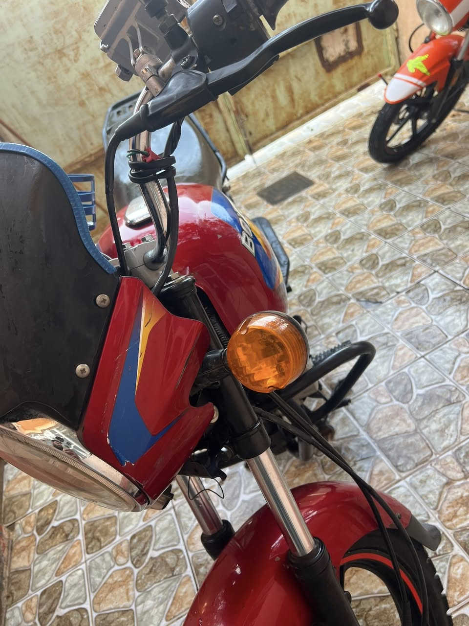 السلام عليكم دراجه بوكسر دراجه حلوه وكامله ومناقصه اي شي مجفته شركه الشراي يتصل *********** مكاني  بعقوبه كاطون تايرات جدد
