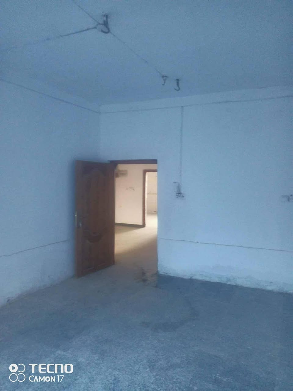 #دار_للبيع طابو صرف الموقع في حي الوحده قرب مدرسه الجماهير ، خاصة مع عرض الشارع كبير. مواصفات المنزل تشمل:
- المساحة: 245 متر مربع.
- التصميم: طابقين.
- الغرف: 4 غرف نوم.
- الصالات: صاله/استقبال
- المطبخ: متوفر.
- الحمام:2 حمام
- إضافات: كراج وحديقه. 
———————————————————
🔺#للاستفسار مراسله واتساب ع الرقم او اتصال مباشر
*********** 
—————————————————————
*ملاحظه التصوير غير واضح *تم ترميم المنزل قبل فتره
