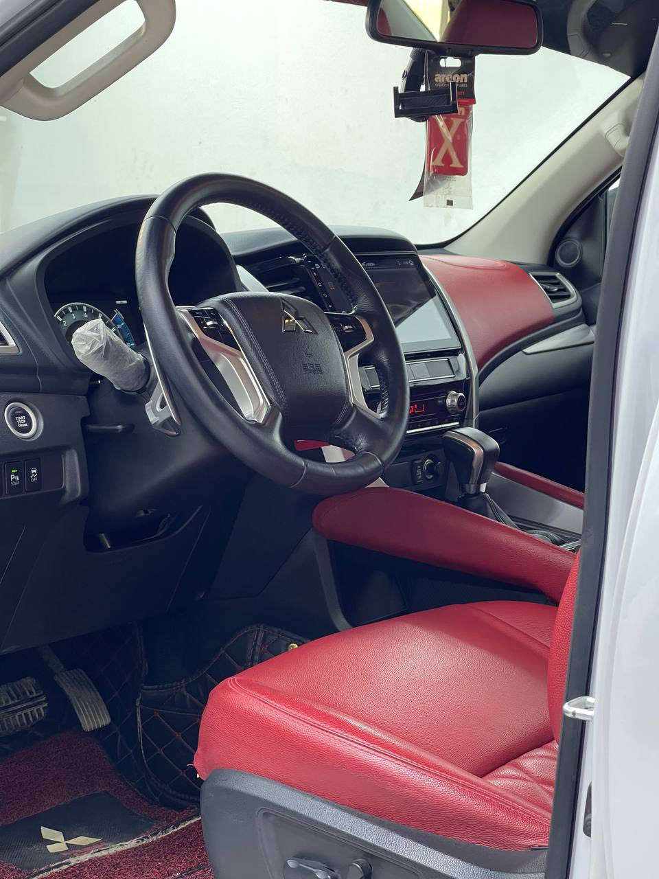 باجيرو سبورت 2020 للبيع اعلى فئة في الباجيرو سبورت عداد الكتروني لايت زنون تبريد فول على طول السياره 7راكب الداخل احمر كشنات جلد فتحه بالقمارة تحكم ستيرن جهتين وضعيات قياده متعدده
 4H -2H -4HLC-4LLC  السياره فور ويل 
 6 سلندر 3cc  حمالات فوق القماره  وبعد مواصفات الفول  كلها بيها السياره 
ماشية 32 ألف  وقابلة للزيادة وقابل  للزياده السياره مكفوله بس بيها رصعات بسيطه فوق القماره والبنيد ما مبينات إلا تركز بيهن 
وهذا رقمي للشراي الي  يحب يتصل ***********
