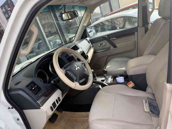 السلام عليكم 
باجيرو موديل (٢٠١٤)   فول مواصفات حبتور ١/١ كوشن جلد  سقف سلايت تحكم استيرن فور ويل  وتحديد سورعه ثلاجه  مرايه شفط تبريد مركزي (٣ )مقاعد فور ويل٤×٤ لايت زينون زراگات لايت سيستم سماعه امپري فاير دمام  سياره جديده  تخم اطارات   محرك (٣٥٠٠) گير ومحرك وحداديته مكفول ماشي (185) الف گشرمكفول من صبغ  و تعديل  وتبديل فقط تكحيل بصيط بيهه سعره (182) ورقه مكانه بغداد السيديه  (***********
