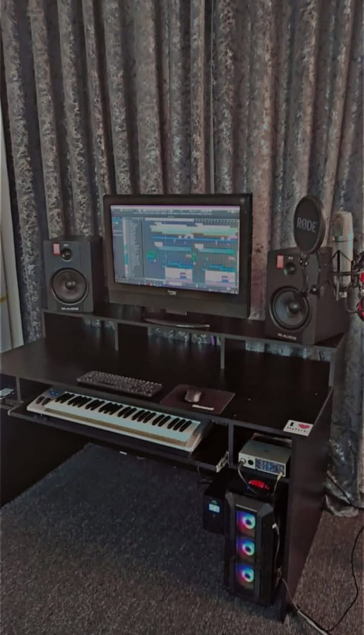 1-السبيكرات ام اوديو حجم 8 انج
2-كارت الصوت  ڤولت 2 من شركة uad 
3-المايك  رود nt1a الاصلي   
4-المدي ام اوديو 4 اوكتاف
  
5-الحاسبة مواصفات عالي وخاصة بتسجيل والتوزيع وبيها مكاتب وفلاتر احترافية 
6-استاند المايك   
7-الماوس بلوتوث والكيبورد بلوتوث والشاشة واليوبي اس  وموصلات السبيكرات كلهن 
8-الميز والكرسي 

9-مواصفات الحاسبة
i5 9400f 
Ram 16 2×8
Gtx 1660 super 
Ssd 1 t m.2
*********** للتواصل
