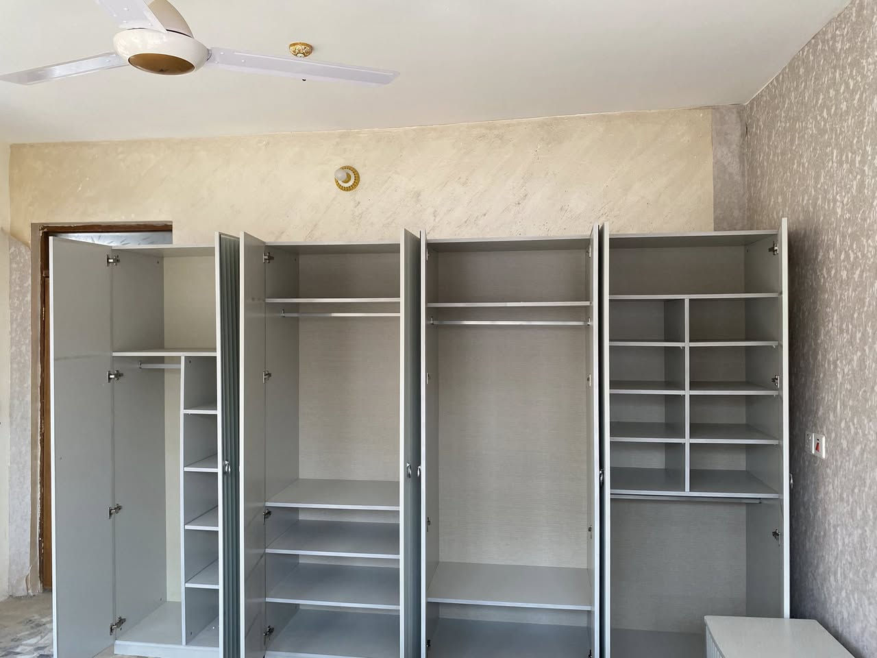 غرفه نوم جديده مامستعمله  لون رصاصي للبيع هي والملحقات مكاني بغداد وهذ ارقمي***********
