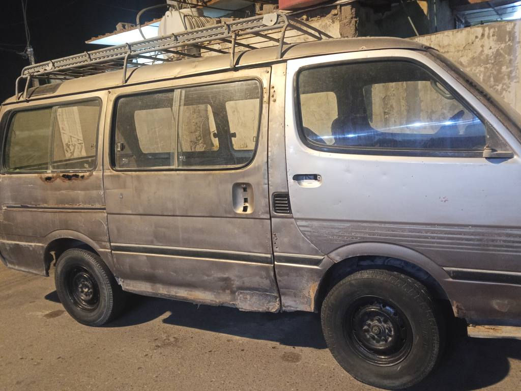 السلام عليكم سياره البيع الموديل 1990محرك ونجي 6 سلندر كير وتماتيك خير من الله كهربائية نص ونص يشتقلن حداد ه حلوه  رقم بصره سنويه صقطه راعيه موجود ماوصله مكان السيارة بصره حي المهندسين الغبله السعر 12 وبيها قليل رقم الهاتف *********** البصرة, العراق
