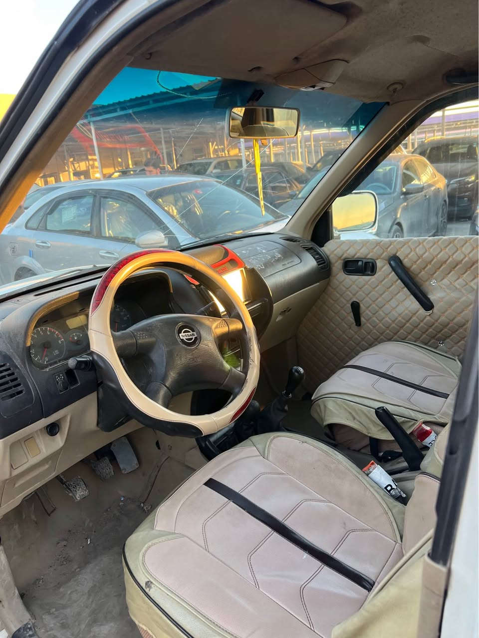 نيسان موديل 2000
رقم دهوك شرط تحويل و غرامه 
غرامه ٣ ورقه له سعر تيته خوار
سياره كير عاديه و دبل اكسن 
داخل زه رد و غلاف جديد 
گير و مكينه شرط 
سعر43 وًمجال 
*********** شيخان, نينوى
