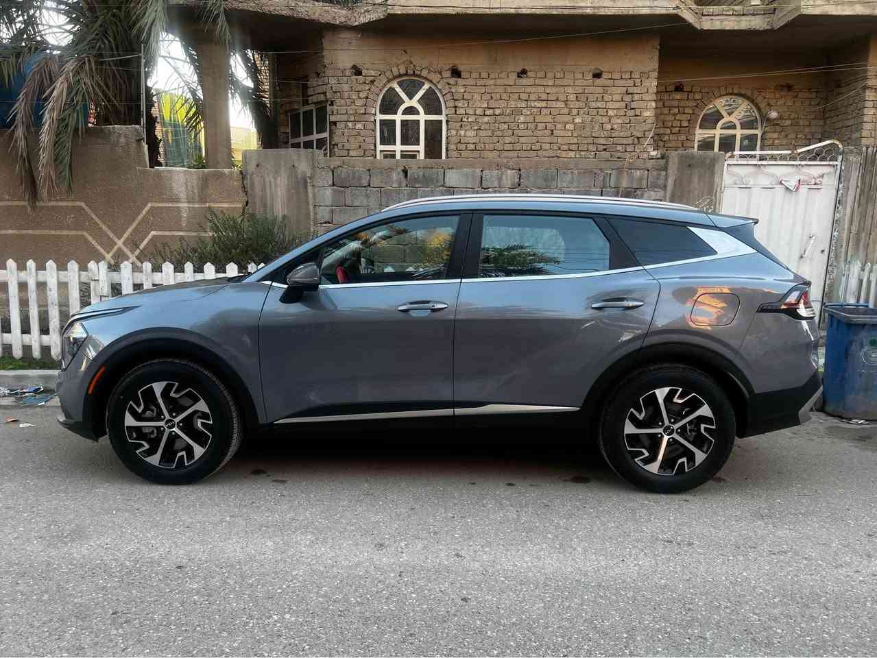 لون بحري
فول ما عدا البانوراما
ليد امامي وخلفي
نظام ترحيب عند الاقتراب
ويل كب قياس 18 انج
كشنات جلد
تدفئة بالكشنات
كرسي السائق كهرباء
مثبت سرعة
عدم الخروج من المسار
اوامر صوتية
قياس ضغط الاطارات
حساسات 
مانع انزلاق
مساعدة النزول من المنحدرات
اوتو هولد
اوتو ستوب
كاميرات خلفية دوارة
رادارت
مانع تصادم
سايد بريك كهرباء
3 انظمة قيادة سمارت وسبورت ونورمل
شاحن واير ليس
منافذ تايب سي بالكشنات الخلفية
شاشة كبيرة احدث اصدار من كيا تدعم ابل كار بلاي واندرويد اوتو وكل انظمة السيارة تتحكم بيها من الشاشة الوسطية
السيارة ماشية 57 الف كيلو
بيها تبديل قطعتين چاملوغ الامامي والباب اللي عكس السايق وصور الحادث مرفقة بالمنشور
رايدها ب190 ورقة وبيها مجال
وهذا رقمي 
*********** بغداد, العراق
