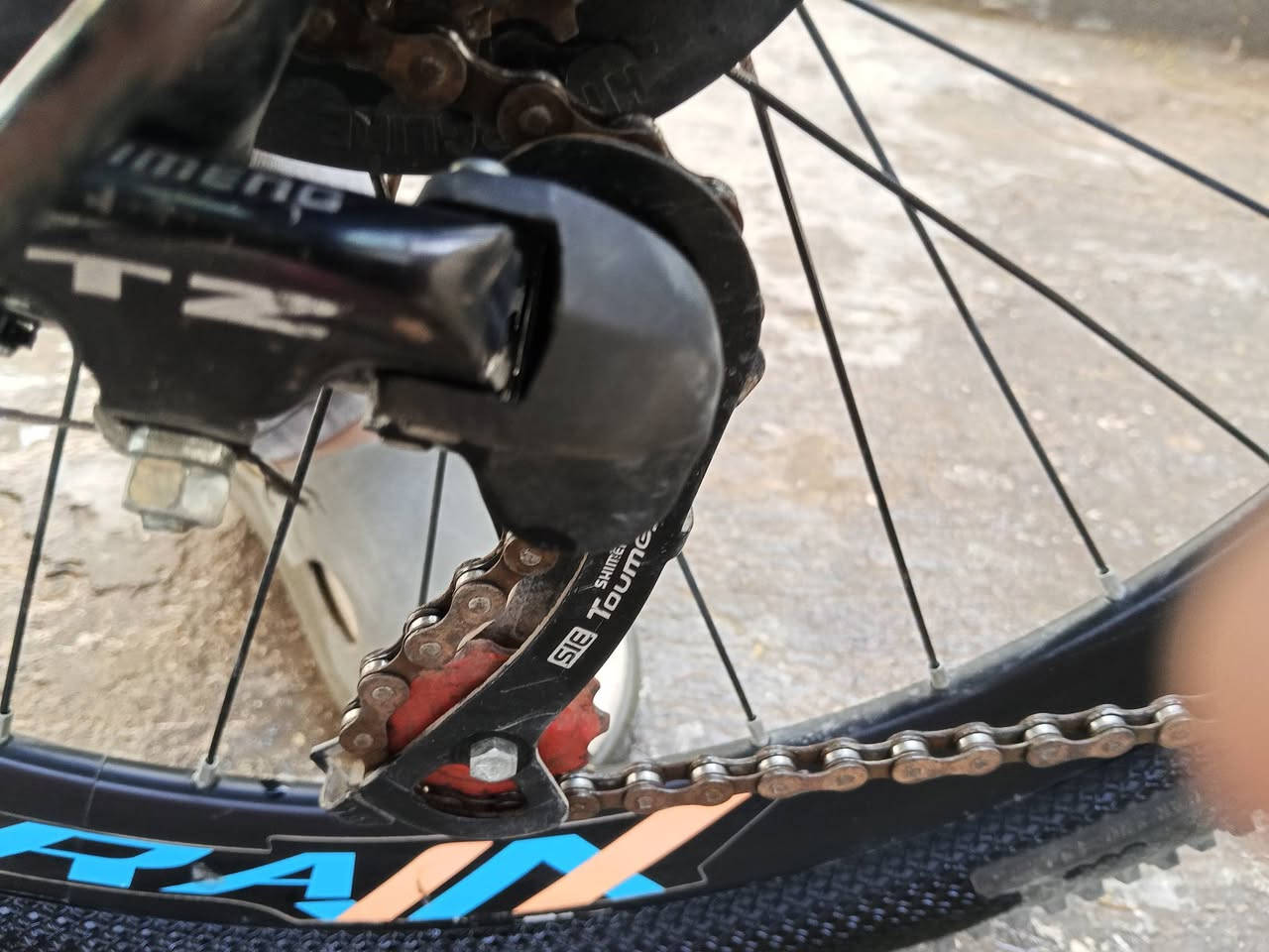 الدراجة هي SUPRA، ويظهر على الإطار: 
العلامة: SUPRA
الموديل: XTRAIL
الفئة: دراجة جبلية (MTB)
كما ألاحظ أنها تحتوي على:
شوكة أمامية مع نظام تعليق.
فرامل قرصية ميكانيكية أمامية وخلفية.
ناقل حركة أمامي ثلاثي (3 سرعات أمامية)، ومن المحتمل أن تكون 3×7 = 21 سرعة.
عجلات تبدو بقياس 27.5 بوصة (مع احتمال أن تكون 29 بوصة حسب المقاس المكتوب على الإطار).
بشكل عام، هذه دراجة مناسبة للقيادة داخل المدينة والطرق الترابية الخفيفة، وليست مخصصة للنزولات الجبلية القاسية أو الاحترافية 
والسعر 110 وبي مجال 
المكان بغداد الدورة


**إذا كنت صاحب هذا الإعلان وتريد حذفه لأي سبب، رجاءا أرسل رسالة إلى الدعم الفني**