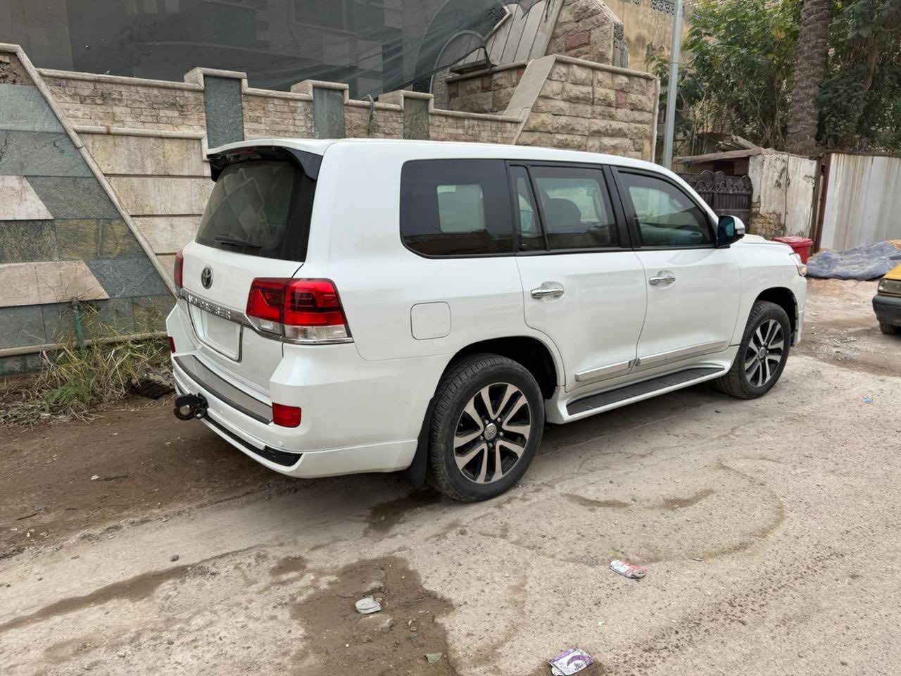 السلام عليكم
لاندكروز درع (مصفحه) ادوااات 
موديل ٢٠١١
محدث 
السعر ١٥٥$
عنوان بغداد
***********
