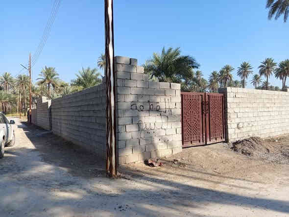 قطعه ارض ركن للبيع مساحه 220م الوجه11م النزال 20م طابو زراعي سند 25 ماء وكهرباء  وتبليط واناره سياج ابلوك و مجهزه لإنشاء مزرعه بهرز فرع مسجد عائشه قرب نقطة الشرطة السعر 42مليون وبيه مجال للشراي للاستفسار خاص او ***********
