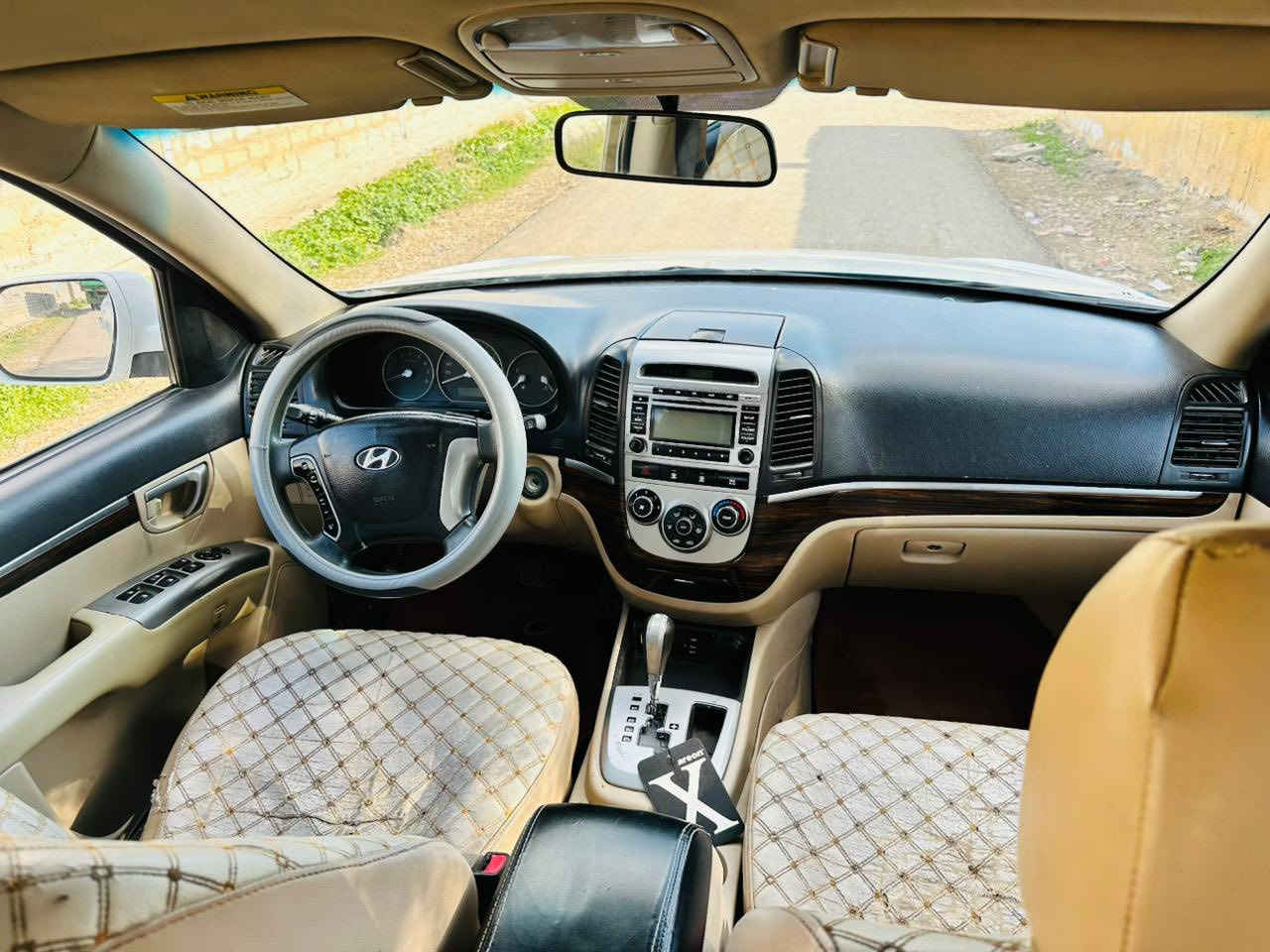 🚗 للبيع: هيونداي سنتافي 2012
📍 مكان السيارة: بغداد – بسماية
📞 للتواصل: ***********
 (واتساب)
💰 السعر: 165 ورقة – قابل للتفاوض
📊 المسافة المقطوعة: 260000 كيلومتر
🛠️ المحرك: 6 سلندر - V6

⚙️ المواصفات:
• السعة 7 راكب 
• فول تحكم ستيرن
• جرس تنبه بعد تجاوز 120 كم/س
• سويج تشغيل، بدون بصمة وبدون فتحة سقف

⚠️ أضرار السيارة:
• وارد خليجي
• طخة بالجاملغ الأمامي (طخة وليس حادث)
• باقي اجزاء السيارة مكفولة عام 

📌 تفاصيل إضافية:
• رقم السيارة: بغداد الدولي الجديد
• باسم المالك تحويل مباشر
• السنوية جديدة نافذة حتى 2031
• لون السيارة: أبيض
