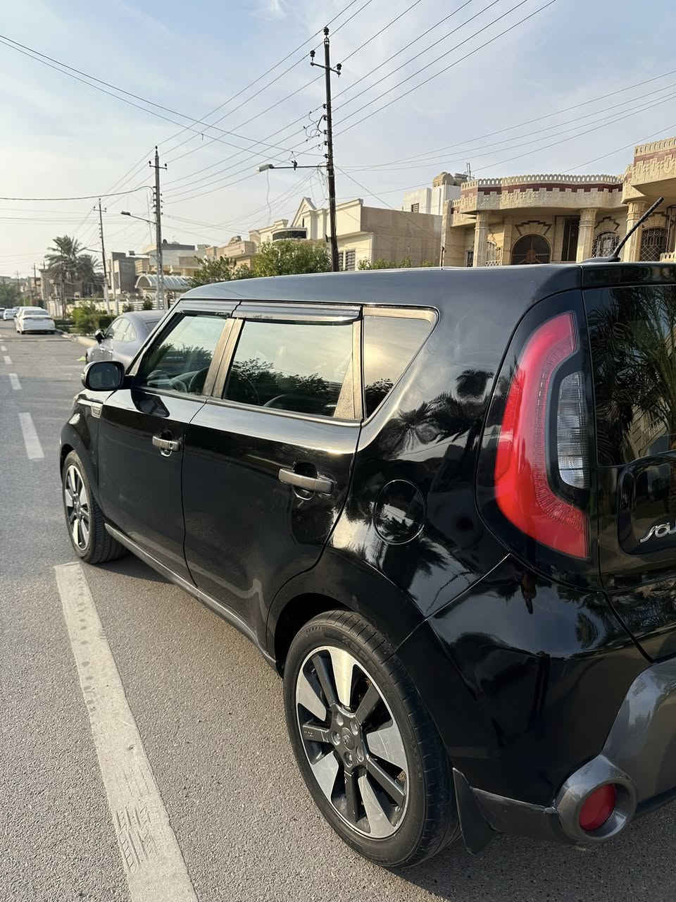 السلام عليكم 
كيا صول 2014 امريكي 
مابيها اي تبديل كلها ليبل واحد 
السياره فول عده البصمه 
المواصفات:
بانورما 
تحكمات ستيرن فول
شاشه جبيره 
مري شفط 
اشاير بلمرايه 
ويل 18 
لد نهاري 
كشنات جلد كشن السايق كهرباء 
سماعات انفنتي دمام 8
كامره خلفيه وكلوبات الداخل ابيض ليزري 
الحادث (بنيد وجاملغ بدون تبديل وبدون دواخل بدون شواصي وبدون لغود وبيها صبغ صفحه السايق وبنيد )
ماشيه 103 
السعر 105 وبيها مجال 
العنوان : بغداد الحريه او ساحة عدن 
الرقم :***********
