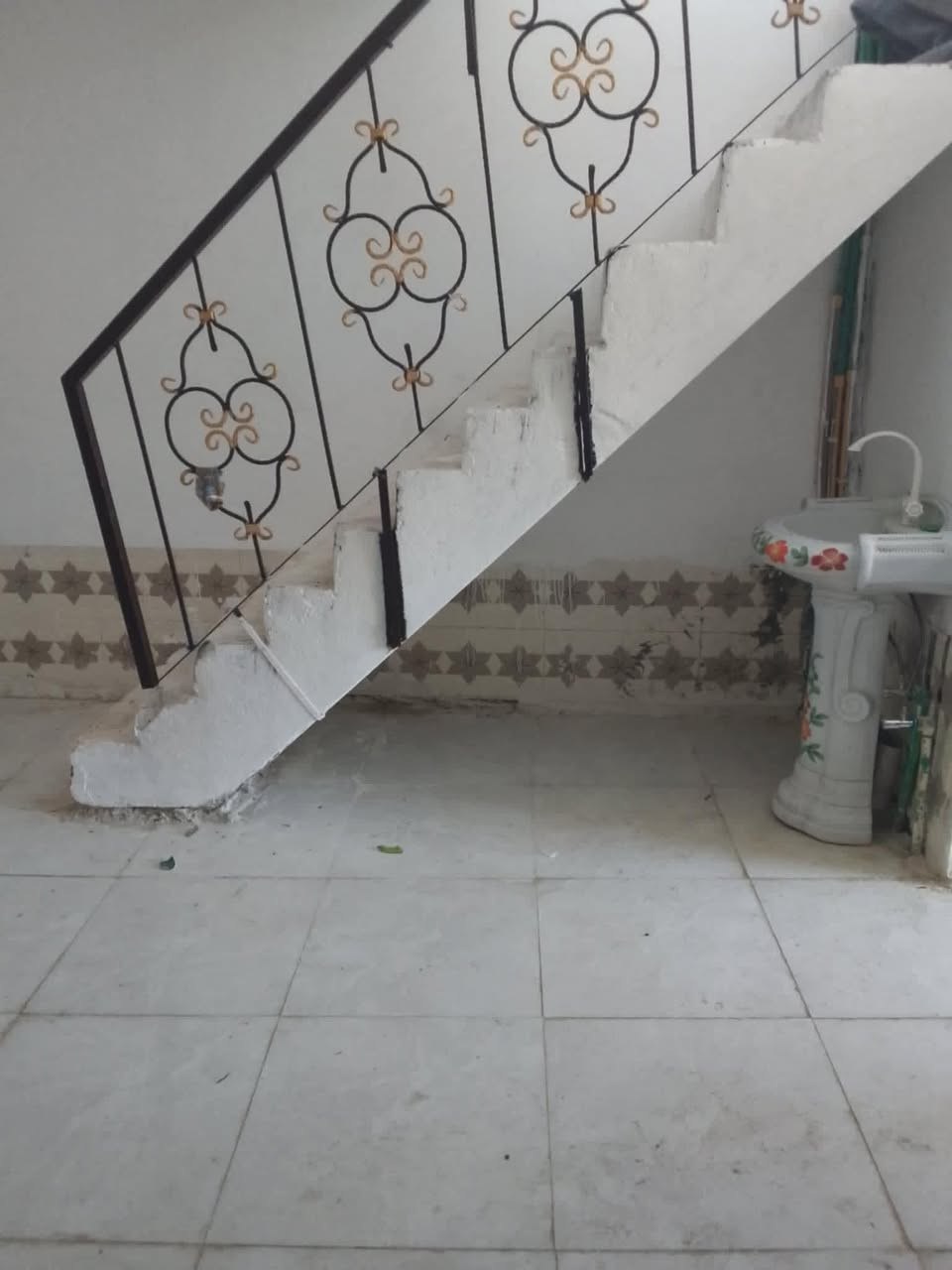 للإيجار بيت صغير في الضجريه غرفه واحده فقط وصاله ومطبخ وطارمه وصحيات ألإيجار قفل 200 الف دينار ,, 
للراغبين بألإيجار ألتواصل مع مكتب الركن ألذهبي على ألأرقام ألتاليه ونعتذر عن ألرد على ألرسائل :
*********** ---   ***********
